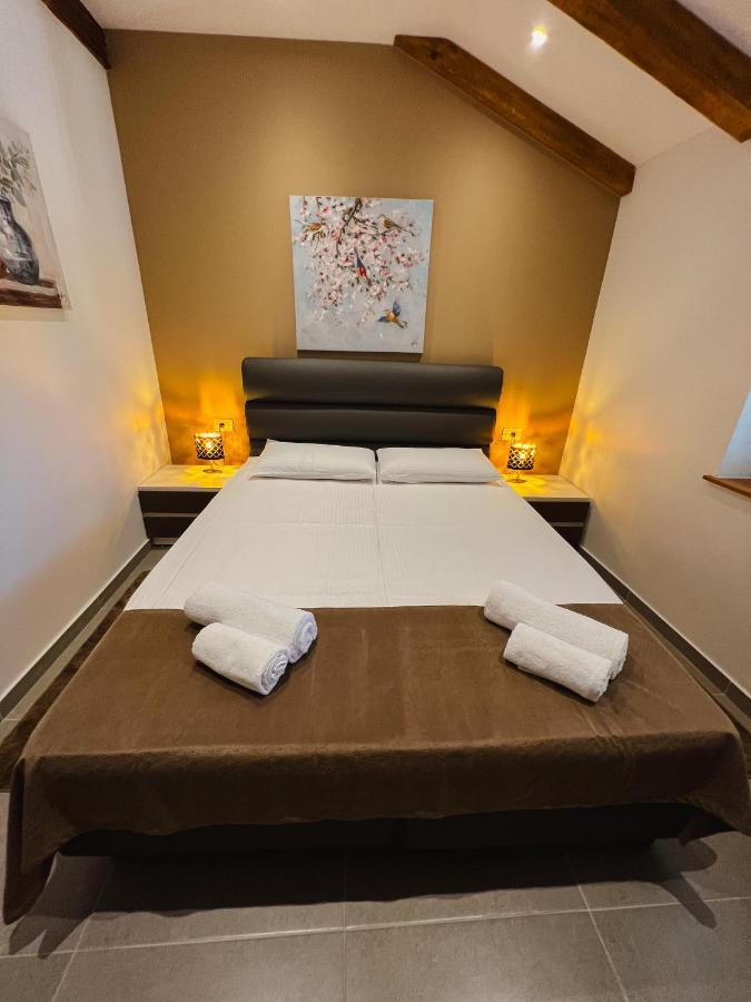 Aaa Apartments & Rooms With Free Parking Pula Exterior photo